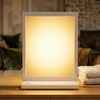 Lampada per luminoterapia (10.000 Lux) – lampada accesa su un comodino