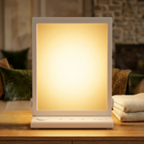 Lampada per luminoterapia (10.000 Lux) – lampada accesa su un comodino