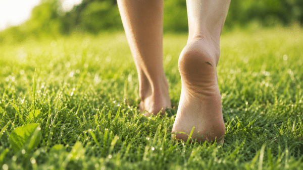 Mode passagère ou pratique bénéfique ? Découvrez ce que marcher pieds nus apporte vraiment à l’équilibre, aux appuis et au bien-être , et comment l’adopter avec bon sens.